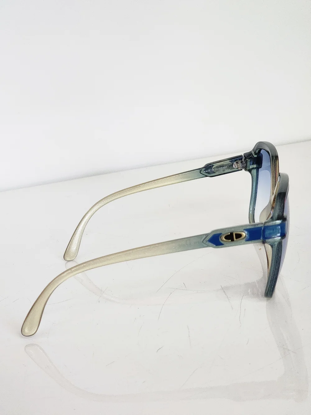 CHRISTIAN DIOR Vintage Oversized Gradient‎ Blue Lenses Translucent Gold Frame
